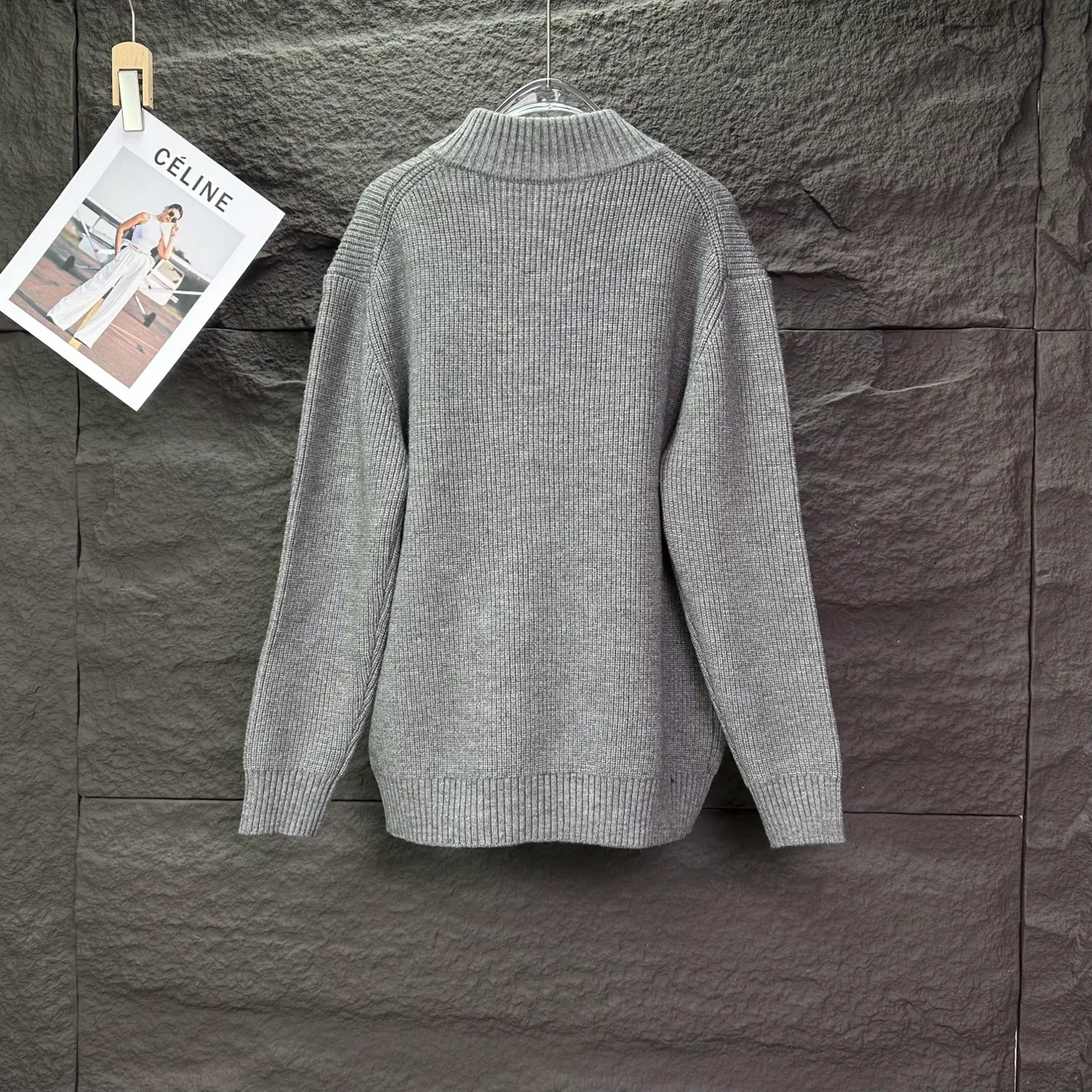P340 Ralph Lauren 2025 new classic embroidered logo couple style zipper knitted sweater 🔥High version🔥High version🔥 The fabric is made of 32-count cotton yarn blended material, which is skin-friendly and does not stick to the body. It does not cause pilling. It feels very soft and super comfortable. It is fashionable and personalized. It is a super versatile and beautiful knitted sweater. It is very suitable for both men and women. It is a must-have for everyone. Packaging, tag, collar label, washed wheat, complete👍 Color: black, gray Size: M-2XL